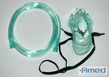 Máscara de oxigênio descartável médica com a tubulação para o adulto e pediatra